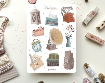 Puede incluir: Una hoja de pegatinas de temática vintage con ilustraciones de una linterna, máquina de escribir, teléfono, despertador, gramófono, cámara y otros objetos antiguos. Las pegatinas son de colores pastel suaves.