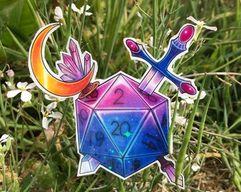 Pode incluir: Um adesivo holográfico com um dado de 20 faces azul e roxo com uma lua crescente, um cristal e uma espada. O dado tem os números 1, 2, 4, 14, 19 e 20 visíveis.