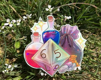 Pode incluir: Um autocolante com tema de fantasia com efeito holográfico. Apresenta duas garrafas de poção com líquidos vermelhos e azuis, um saco roxo, um dado com os números 5, 6 e 8 e moedas. O autocolante tem um acabamento brilhante e iridescente.