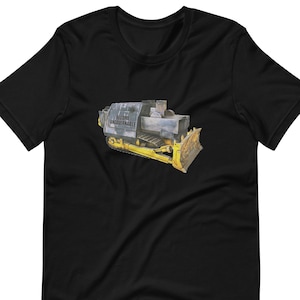 Może przedstawiać: Czarny T-shirt z żółtą i szarą ilustracją buldożera. Buldożer ma napis "Become Uncoverable" nadrukowany na boku.