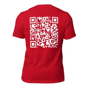 Può includere: Maglietta rossa con un codice QR bianco stampato sul retro.