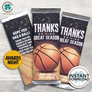 Può includere: Confezioni regalo a tema basket con la scritta "THANKS FOR A GREAT SEASON" e una grafica di un pallone da basket. Le confezioni includono anche la scritta "LIBERTY EAGLES 2022 SEASON" e "AWARDS NIGHT".