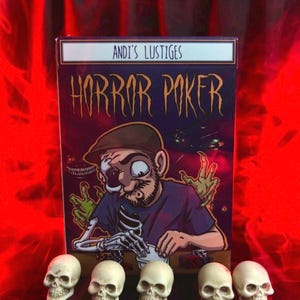 Könnte beinhalten: Ein Kartenspiel "Horror Poker" mit einer Cartoon-Illustration eines Pokerspielenden Skeletts. Das Spiel befindet sich vor fünf kleinen, weißen Totenkopf-Figuren. Der Text "Andi's Lustiges" steht oben auf dem Spiel.