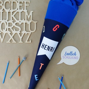 Cône d'école ABC avec lettres colorées en tissu bleu foncé pour garçons