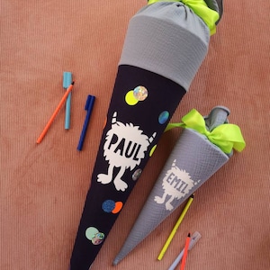Cône d'école monstre avec confettis bleu foncé avec nom pour garçons