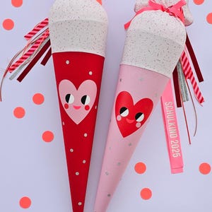 Cône d'école coeur fille en rouge ou rose avec noeud XL 70 cm personnalisable