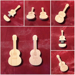 Può includere: Un set di chiavette USB in legno a forma di chitarra. Le chiavette sono di diverse dimensioni e sono in legno naturale.