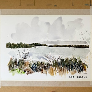 以下が含まれることがあります： 水彩画で描かれた風景画。前景には水面があり、空は雲で覆われている。絵の右下には「BOA ISLAND」という文字が書かれている。