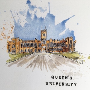Pode incluir: Ilustração de aquarela da Queen's University, um grande edifício de tijolo com uma torre alta no centro. O edifício é cercado por um gramado e uma entrada pavimentada. O céu é azul com nuvens brancas.