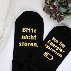 Bitte nicht stören, bin im Energiesparmodus Faul sein Spruch Batterie Print Verrückte Socken Bedruckte Strümpfe witzig Handmade Bild 1