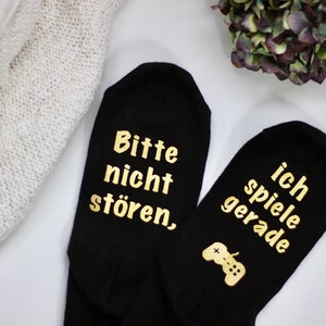 Bitte nicht stören, ich spiele gerade Gaming Socken Zocker Geschenk Strümpfe mit Spruch Videospiele Merch Geschenkidee Freund Bild 1