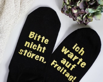 Bitte nicht stören, ich warte auf Freitag Strümpfe - Socken mit Spruch - Mama Muttertag kreativ - besondere Geschenke Familie - Sarkasmus