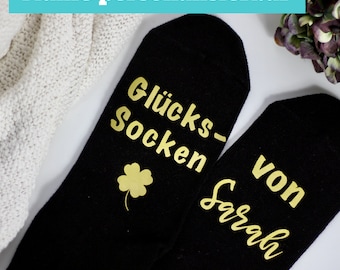 Personalisierte Glückssocken mit Namen - Schwarze Strümpfe mit Spruch - Glücksbringer Geschenk Frau - Socken Valentinstag - Mut machen