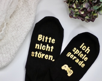 Bitte nicht stören, ich spiele gerade - Gaming Socken - Zocker Geschenk - Strümpfe mit Spruch - Videospiele Merch - Geschenkidee Freund