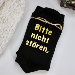 Bitte nicht stören, ich spiele gerade Gaming Socken Zocker Geschenk Strümpfe mit Spruch Videospiele Merch Geschenkidee Freund Bild 2