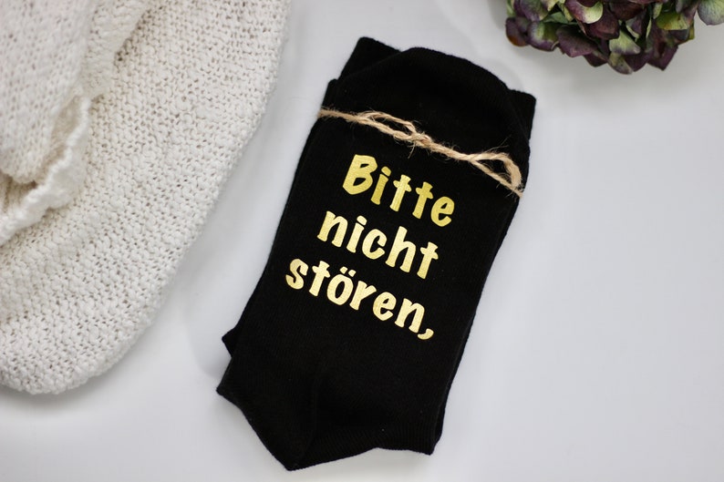 Bitte nicht stören, ich spiele gerade Gaming Socken Zocker Geschenk Strümpfe mit Spruch Videospiele Merch Geschenkidee Freund Bild 2