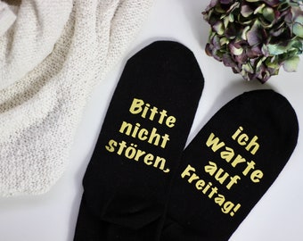 Bitte nicht stören, ich warte auf Freitag Strümpfe - Socken mit Spruch - Mama Muttertag kreativ - besondere Geschenke Familie - Sarkasmus