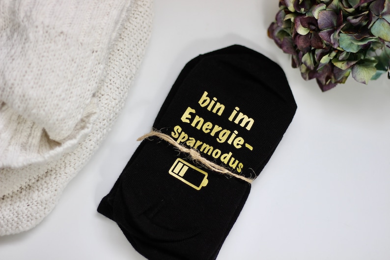 Bitte nicht stören, bin im Energiesparmodus Faul sein Spruch Batterie Print Verrückte Socken Bedruckte Strümpfe witzig Handmade Bild 2