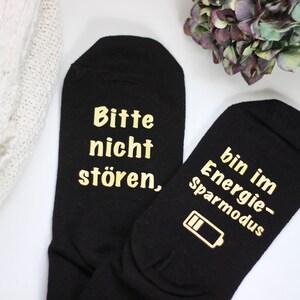 Bitte nicht stören, bin im Energiesparmodus Faul sein Spruch Batterie Print Verrückte Socken Bedruckte Strümpfe witzig Handmade Bild 4