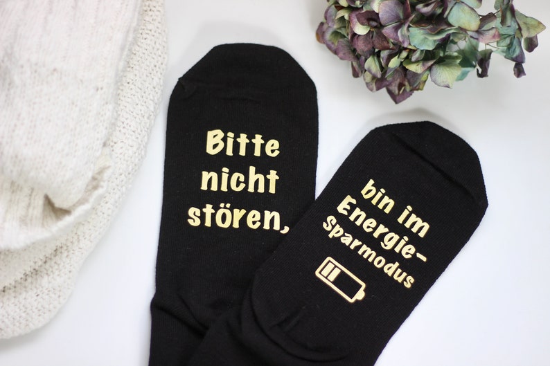 Bitte nicht stören, bin im Energiesparmodus Faul sein Spruch Batterie Print Verrückte Socken Bedruckte Strümpfe witzig Handmade Bild 4