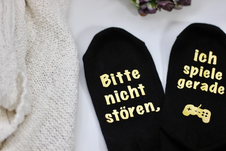 Bitte nicht stören, ich spiele gerade Gaming Socken Zocker Geschenk Strümpfe mit Spruch Videospiele Merch Geschenkidee Freund Bild 4