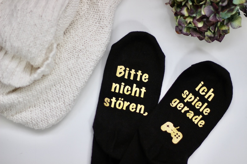 Bitte nicht stören, ich spiele gerade Gaming Socken Zocker Geschenk Strümpfe mit Spruch Videospiele Merch Geschenkidee Freund Bild 1