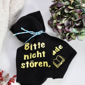 Strümpfe mit Spruch Bitte nicht stören, ich lese gerade Buchliebhaber Geschenk Mädchen Lustige Socken schwarz Geschenk für Mama Bild 5