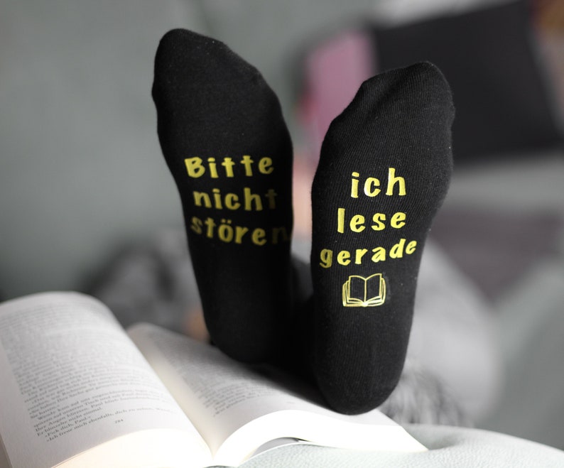 Strümpfe mit Spruch Bitte nicht stören, ich lese gerade Buchliebhaber Geschenk Mädchen Lustige Socken schwarz Geschenk für Mama Bild 2