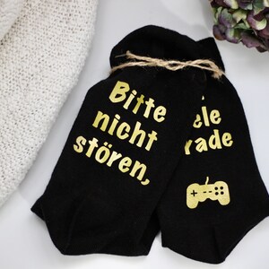 Bitte nicht stören, ich spiele gerade Gaming Socken Zocker Geschenk Strümpfe mit Spruch Videospiele Merch Geschenkidee Freund Bild 5