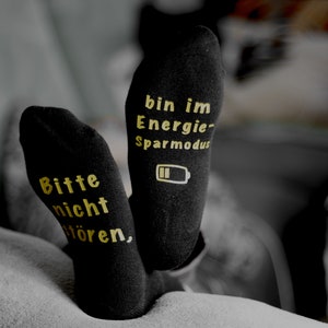 Bitte nicht stören, bin im Energiesparmodus Faul sein Spruch Batterie Print Verrückte Socken Bedruckte Strümpfe witzig Handmade Bild 3