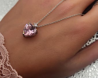 Collar con colgante de corazón rosa y circonitas cúbicas: Oro blanco de 18 quilates y plata de ley.