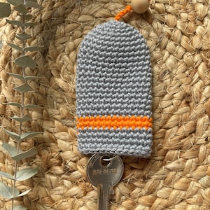 Retractable hook key ring