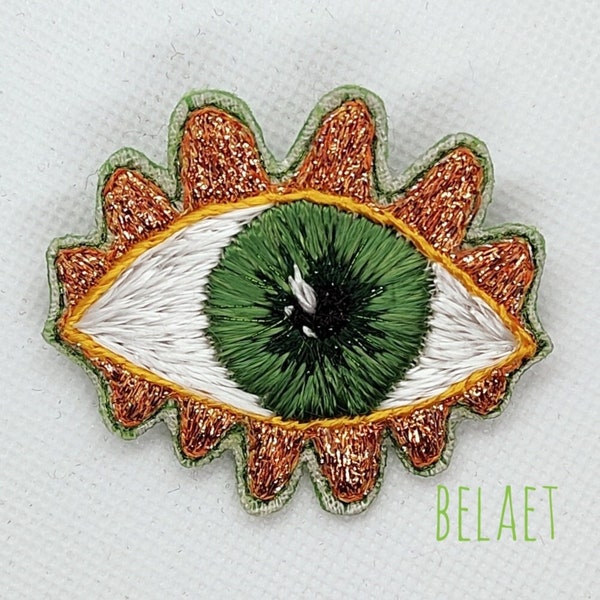 Broche brodée main "Oeil vert"