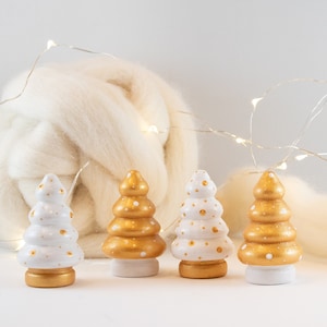 Mini árbol de Navidad de madera pintado a mano: decoración invernal de estilo rústico