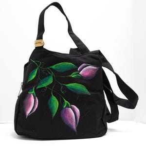 Handgemalte Umhängetasche mit Blumen, Schwarze Geldbörse mit Gemälde von rosa Blumen, Mittelgroße Baumwolltasche Frauen, Blumenmalerei auf Handtasche