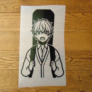 Puede incluir: Ilustración en blanco y negro de una persona joven con el pelo corto y puntiagudo que lleva un uniforme escolar y una mochila. La persona tiene una expresión de sorpresa en su rostro.