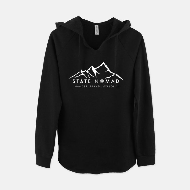 K&ouml;nnte beinhalten: Schwarzer Kapuzenpullover mit einem wei&szlig;en Bergketten-Motiv und dem Text "STATE NOMAD" und "WANDER. TRAVEL. EXPLOR."