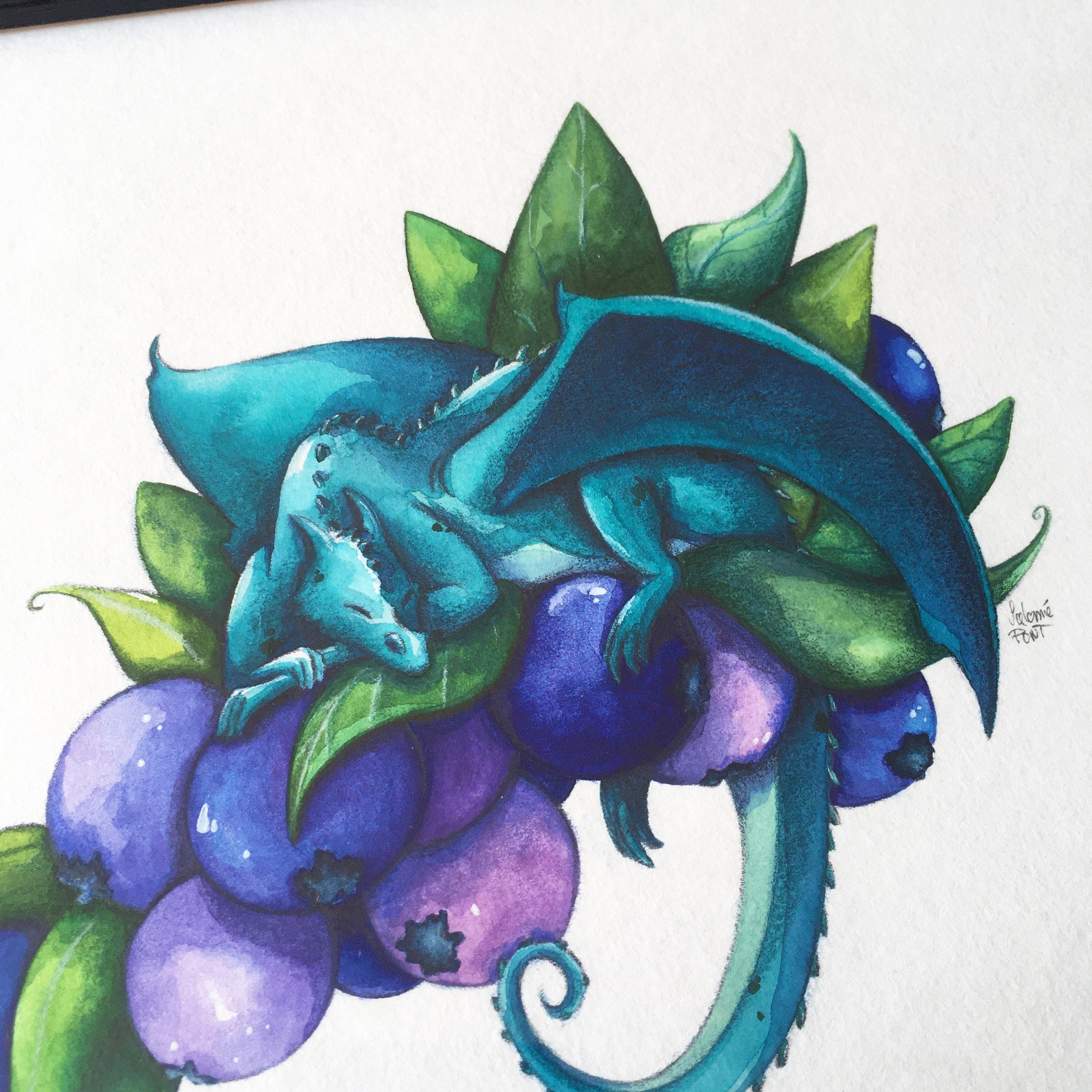 Illustration Aquarelle Dragon Bleu Endormi sur Des Myrtilles, avec Cadre Noir