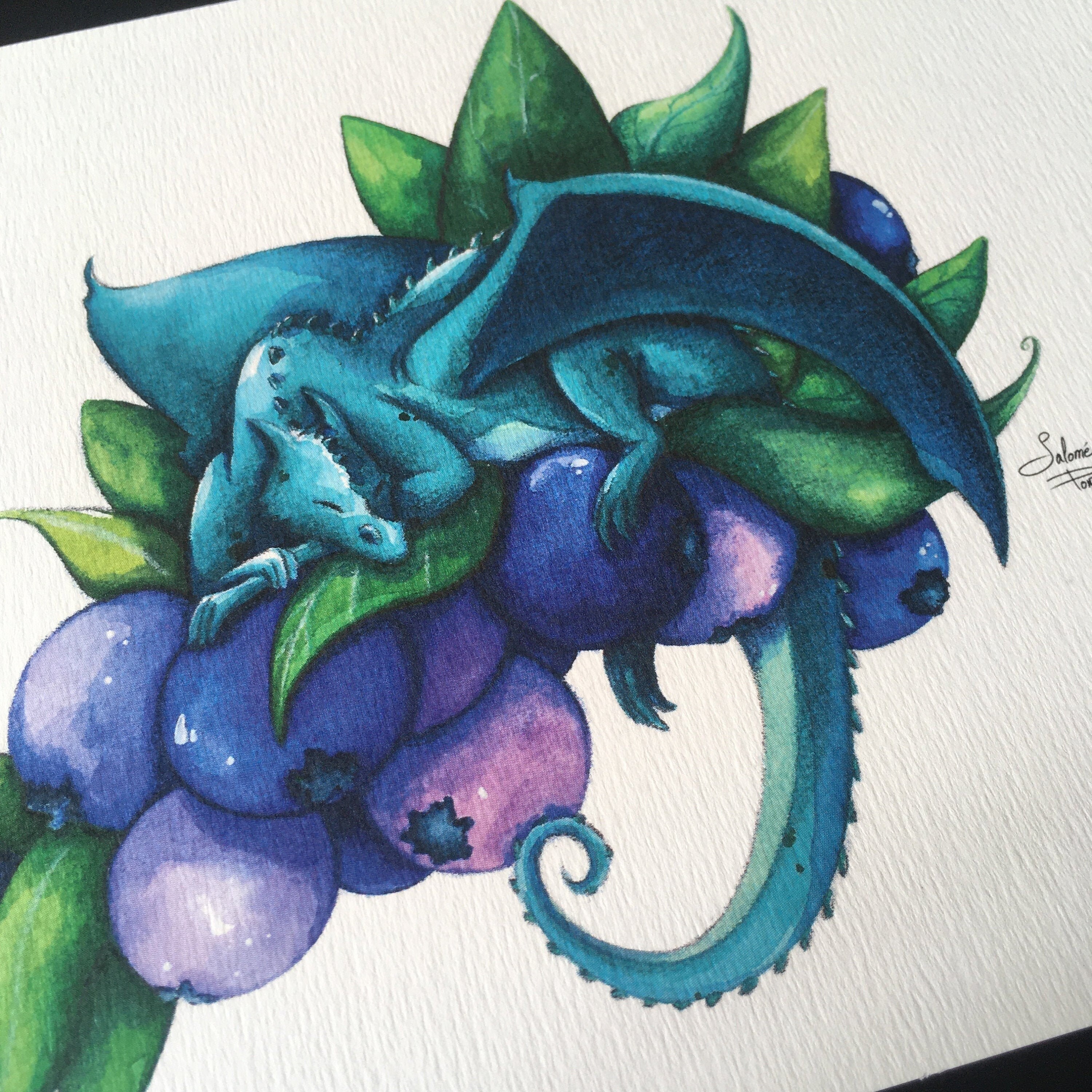 Print Illustration Aquarelle Dragon Bleu Endormi sur Des Myrtilles Impression d'art A5