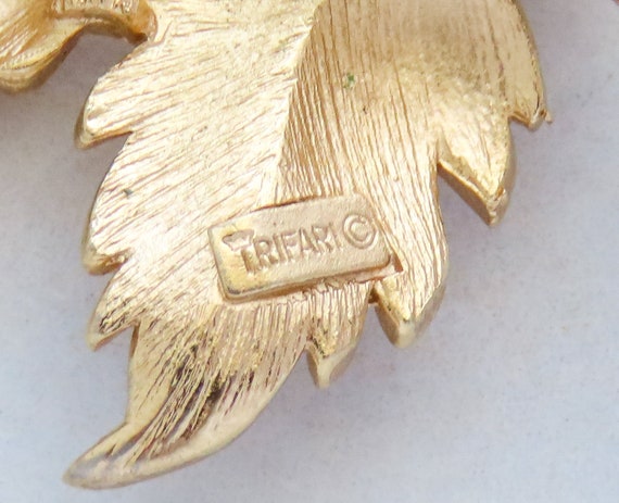 Trifari Leaf Brooch, Vintage Pin, Gold Tone, Stat… - image 3