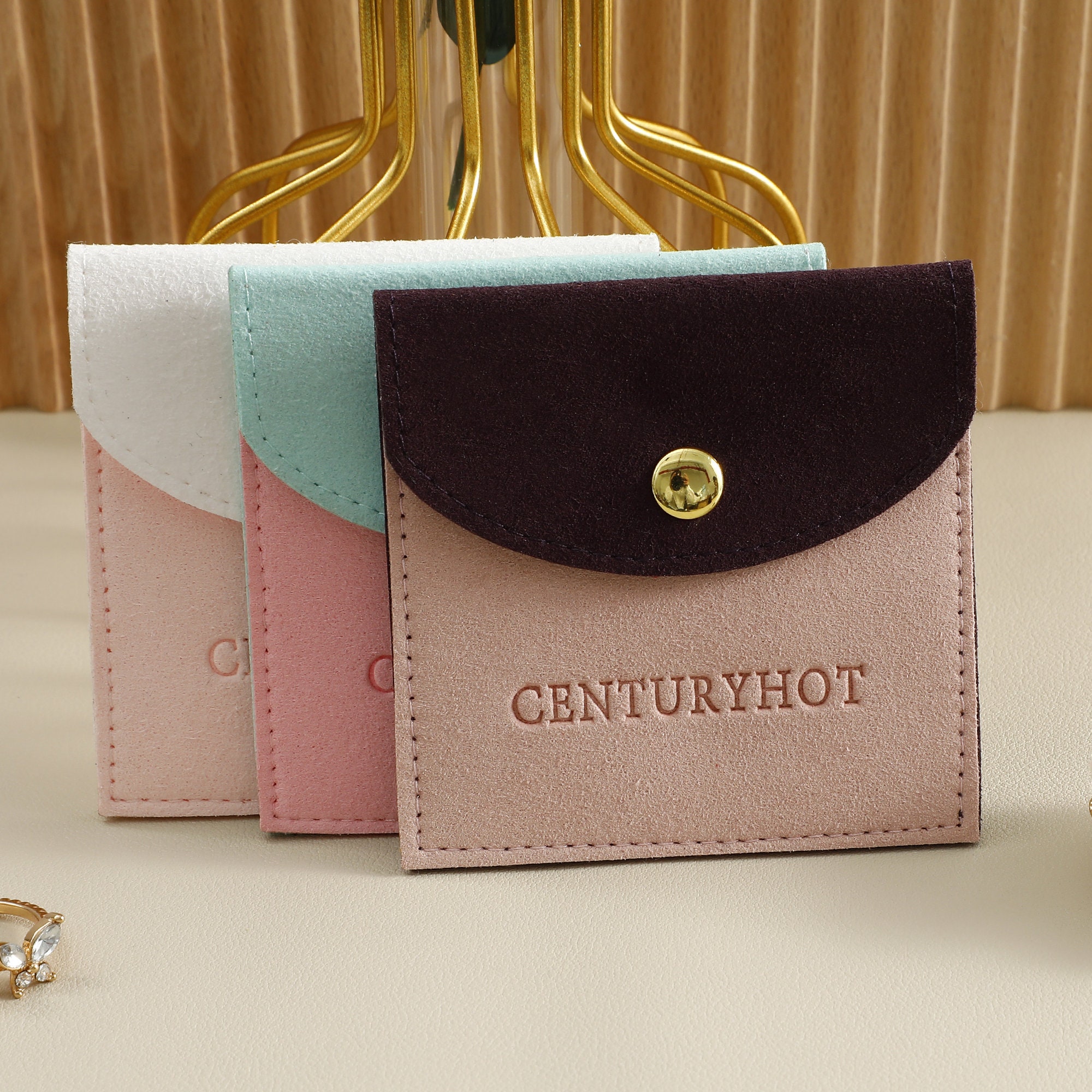 Small jewelry brands cut inventory waste with 50pcs MOQ custom logo pouch, 50% lower costs (from product introduction)