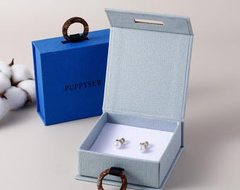 50 cajas de joyería con logotipo personalizado, embalaje de papel texturizado de 9 cm con tirador de anilla de madera.