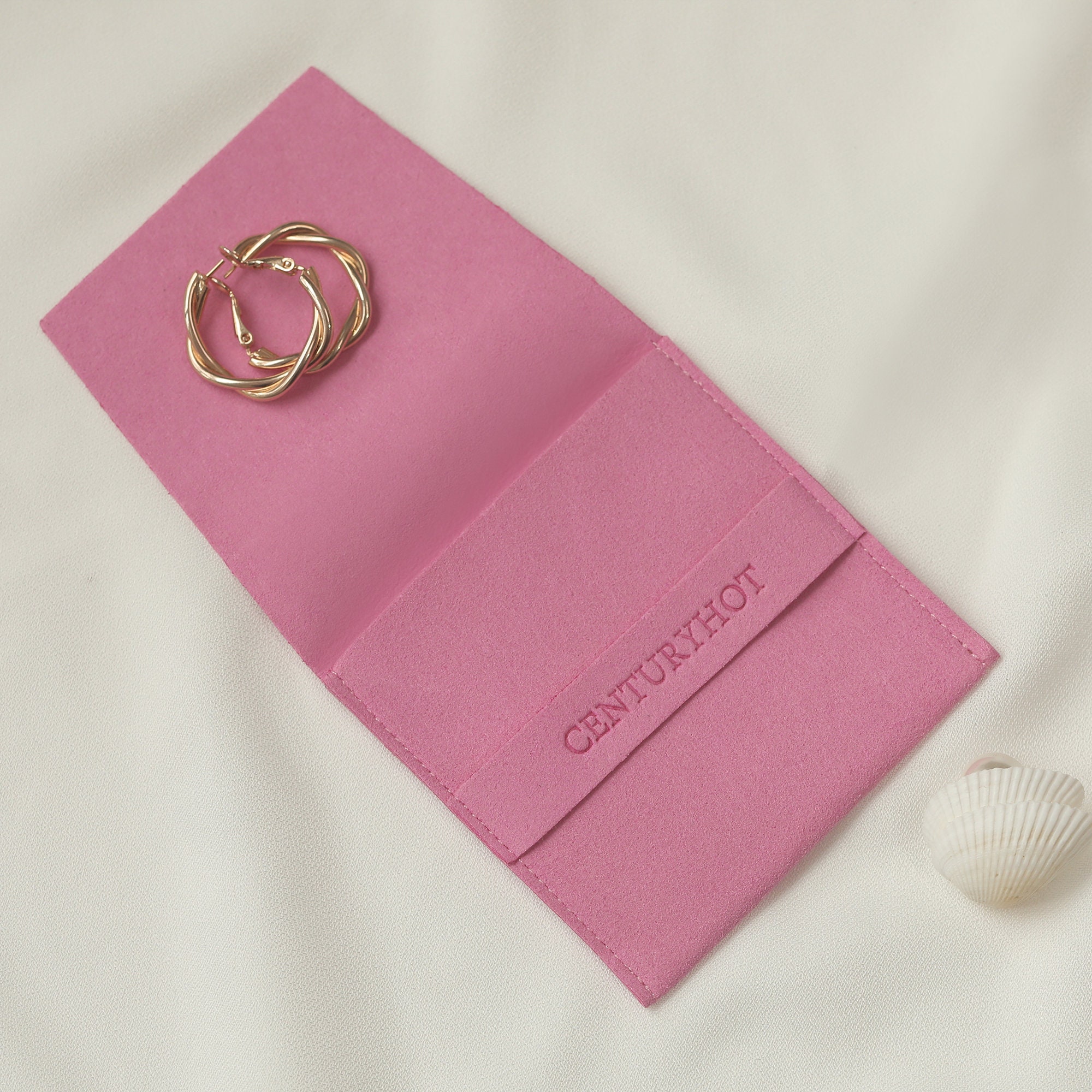Small jewelry brands: 50pcs MOQ microfiber pouches (8×8cm) reduce inventory waste by 60%, ideal for low-volume orders (from product introduction)