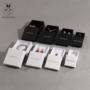 50 cajas de joyería clásicas, cajas de embalaje para collares, anillos y pendientes, cajas con tapa a presión con espuma y logotipo personalizado, precio bajo