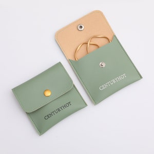 50 Kundenspezifische Schmuck-Verpackungs-Taschen-Druckknopf-Tasche Benutzerdefiniertes Logo-Umschlag-Beutel mit superfeiner Faser Flip-Ledertasche mit geprägtem Logo mehrfarbig