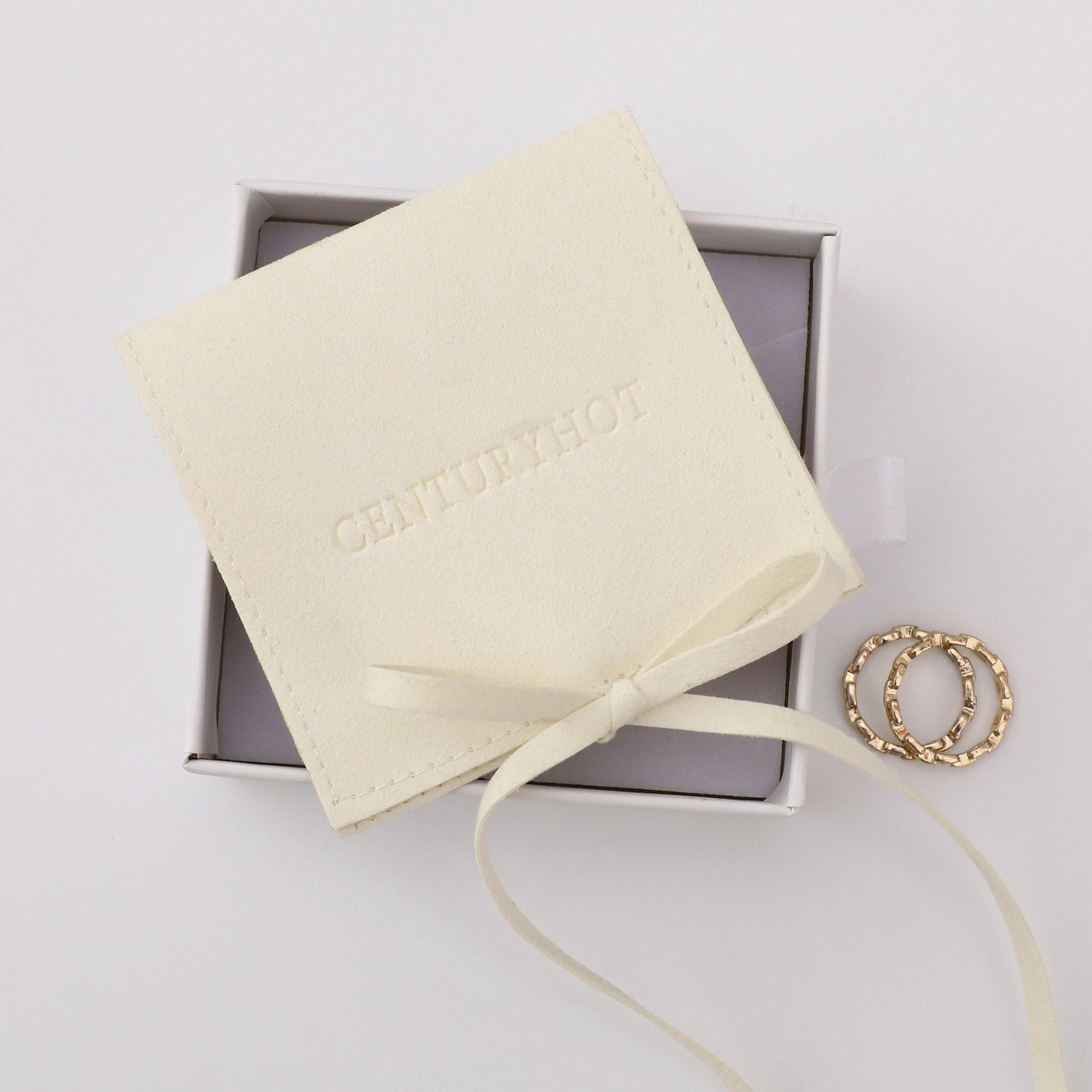 Tips for Choosing Beige Microfiber Envelope Bags: Soft microfiber material prevents jewelry scratches, ensuring safe storage