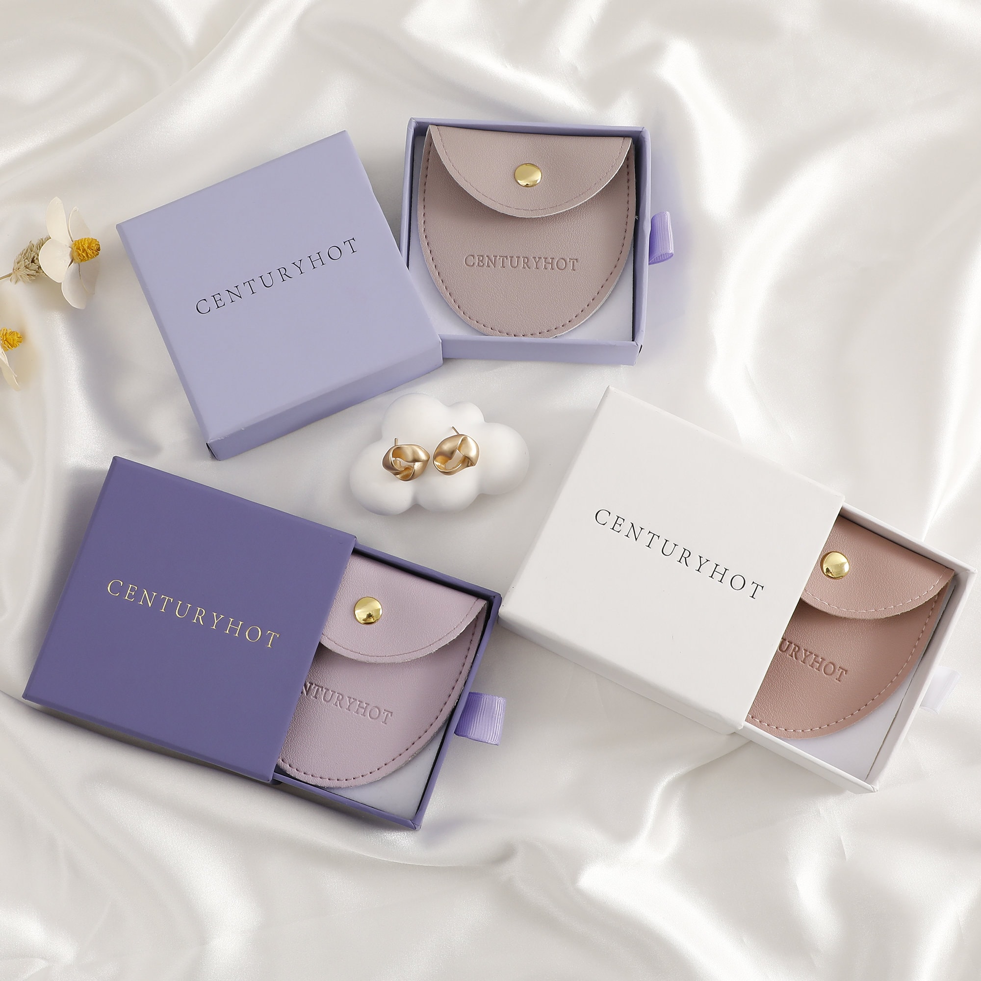 Small jewelry brands prevent necklace slipping with Cream PU leather Necklace Bag's snap button closure, reducing shipping damage (from product introduction)