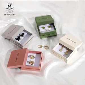 50 pezzi 9x9x4cm scatole per imballaggio di gioielli squisite scatole con coperchio per gioielli, logo personalizzato su scatole di carta logo personalizzato scatola per orecchini ad anello collana