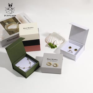 PUPPYSEW 9*9*3,5 cm Scatola nera con chiusura magnetica di lusso in carta per gioielli Scatola portagioie in cartone per collana, braccialetto, anello e collana con logo
