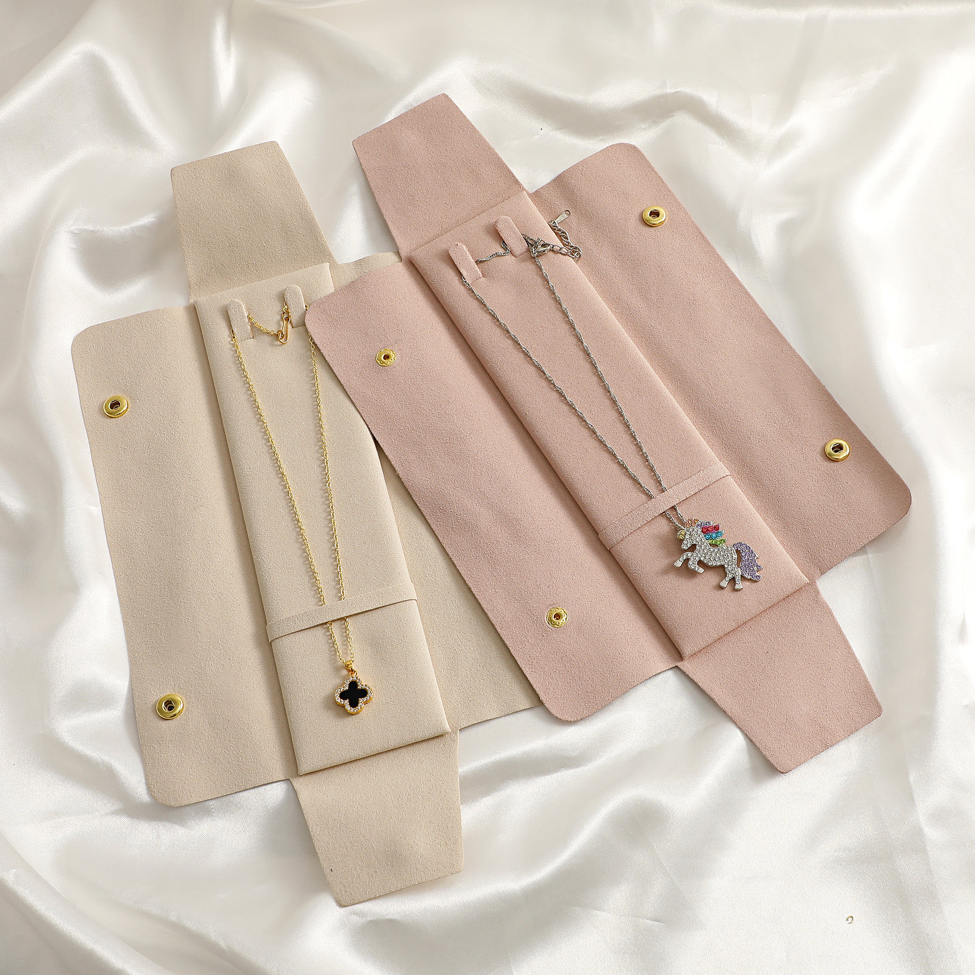 Wholesalers: Stop necklace tangling with 22*6.5cm microfiber bags—0.6mm thickness prevents scratches (from product introduction size & material)